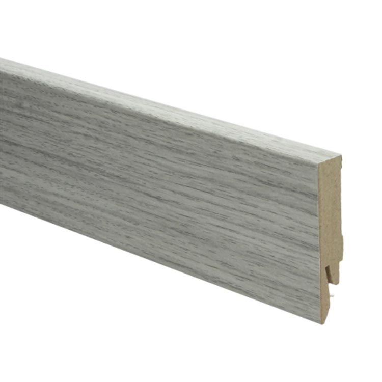 plint met lichte grijsbeige houtstructuur en matte afwerking, recht model zonder profielrand