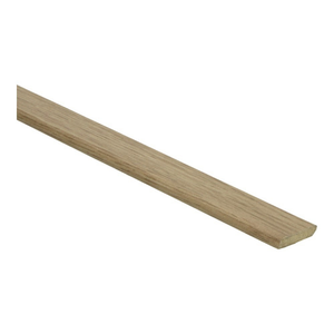 smalle afdekstrip in licht beige eiken met een fijne houtnerfstructuur, rechte zijkanten en afgeronde bovenkant