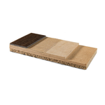Sample van houtlook vloer met donkergbruine houten toplaag, meerdere onderlagen zichtbaar, isolerende en dempende structuur, op witte achtergrond.