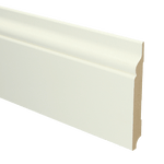 MDF plint met klassieke profielafwerking in matte witte kleur, gladde structuur, scherpe contouren zichtbaar in zijaanzicht.