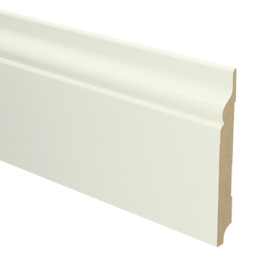 MDF plint met klassieke profielafwerking in matte witte kleur, gladde structuur, scherpe contouren zichtbaar in zijaanzicht.