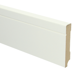 MDF plint in mat wit met subtiele groef en rechte rand, vlak profiel, geschikt voor vloeren zoals laminaat, parket of pvc.