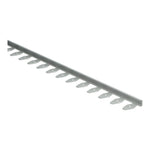 lichte aluminium profielstrip met bevestigingslipjes en een subtiele geribbelde structuur, lange smalle vorm voor vloerafwerking of overgangsprofiel