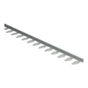 lichte aluminium profielstrip met bevestigingslipjes en een subtiele geribbelde structuur, lange smalle vorm voor vloerafwerking of overgangsprofiel