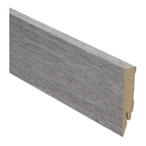 Plint in licht grijs eiken met fijn houtnerf structuur en matte afwerking, rechte bovenkant en uitsparing voor draaddoorvoer aan de onderzijde.