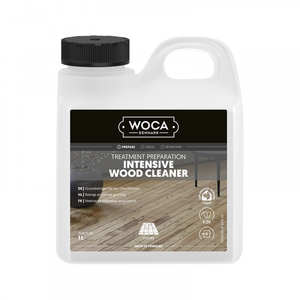 Witte kunststof fles met zwarte schroefdop met daarop een label van WOCA Denmark voor intensieve reiniger voor houten vloeren, met afbeelding van een licht gerookte houten vloer met brede planken in een rechte patroon.