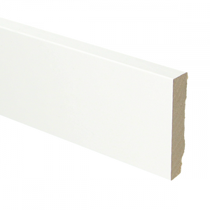witte plint met gladde, matte afwerking en rechte vorm, zijdeaanzicht van een langwerpig paneel