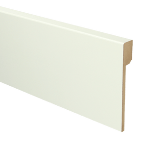 Witte MDF plint met een strakke, gladde afwerking en rechthoekige bovenkant, geschikt als afwerking voor diverse vloertypen.