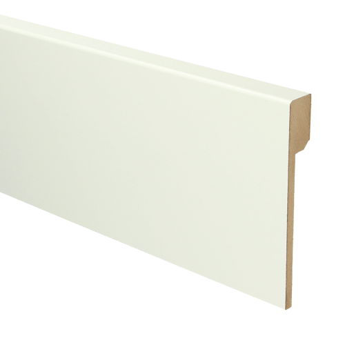 Witte MDF plint met een strakke, gladde afwerking en rechthoekige bovenkant, geschikt als afwerking voor diverse vloertypen.