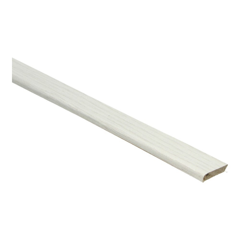 plint of overgangsprofiel in licht wit es kleur met subtiele houtstructuur en matte afwerking