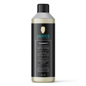 Fles met James Cleansoft reinigingsmiddel voor grondige machinale reiniging van wollen tapijt en meubelstof, zwarte etikettering met blauwgroene en witte tekst.