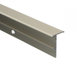 aluminium drempelstrip in lichtgrijs met geribbelde profielstructuur en montagegaatje voor bevestiging
