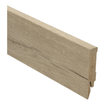 Plint in licht beige eiken met subtiele houtstructuur en een natuurlijke, lichte nerfstreek over de lengte.