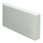 witte plint met matte, gladde afwerking en rechte hoekige vorm zonder zichtbare structuur of patroon