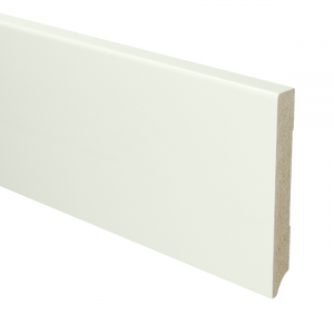Witte MDF plint met een gladde, matte afwerking en een rechte bovenkant, geschikt als vloerafwerking voor diverse vloersoorten.
