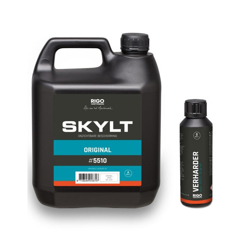 Zwarte kunststof kan met verloop naar mat, grote kan met handvat en schroefdop, klein flesje met schroefdop en label met tekst 'Verharder' en productnaam 'Skylt Original #5510' in wit, blauw en oranje accenten.