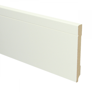 plint in matte white met subtiele groef en rechte afwerking, gemaakt van houtcomposiet