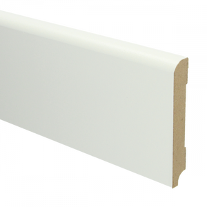 Witte plint met afgeronde bovenkant en rechte zijkanten, gladde structuur, geschikt als vloerafwerking bij diverse vloertypes.