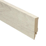 plint in licht wit es met subtiele houtstructuur en rechte afwerking