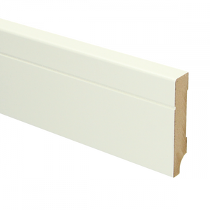 Witte MDF plint met een matte afwerking en een subtiele dubbele groef aan de bovenkant, geschikt als vloerafwerking.