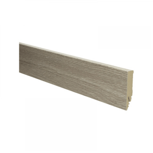 Lichte beige eiken plint met een subtiele houtnerfstructuur, geschikt voor laminaat-, parket- en pvc vloeren.
