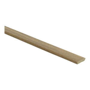 Dunne plint in licht bruin eiken decor met een gladde, subtiele houtstructuur, geschikt voor afwerking van vloeren.