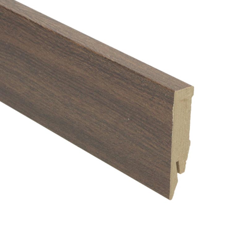 plint met middelbruine houtstructuur, fijne nerf en matte afwerking, geschikt voor bij verschillende vloertypen zoals laminaat, parket of pvc
