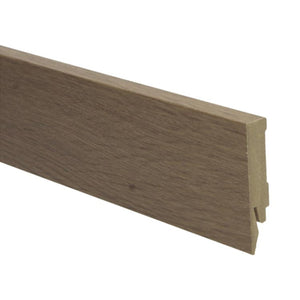 plint in licht bruin eiken kleur met fijn houtnerfstructuur en mat afwerking, geschikt voor laminaat, parket of pvc vloeren