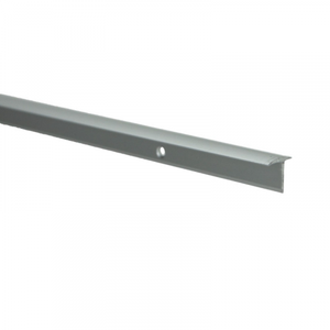 Grijze metalen afwerkstrip met montagegat, gebruikt voor vloerafwerking bij laminaat, parket of pvc vloeren.