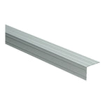 lichte aluminium drempelstrip met een gladde structuur en subtiele groeven, schuin aflopende rand voor vloerovergang