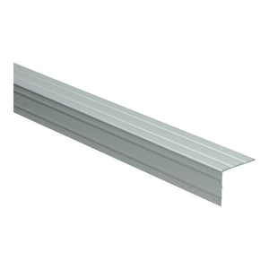 lichte aluminium drempelstrip met een gladde structuur en subtiele groeven, schuin aflopende rand voor vloerovergang