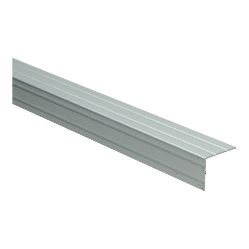 lichte aluminium drempelstrip met een gladde structuur en subtiele groeven, schuin aflopende rand voor vloerovergang