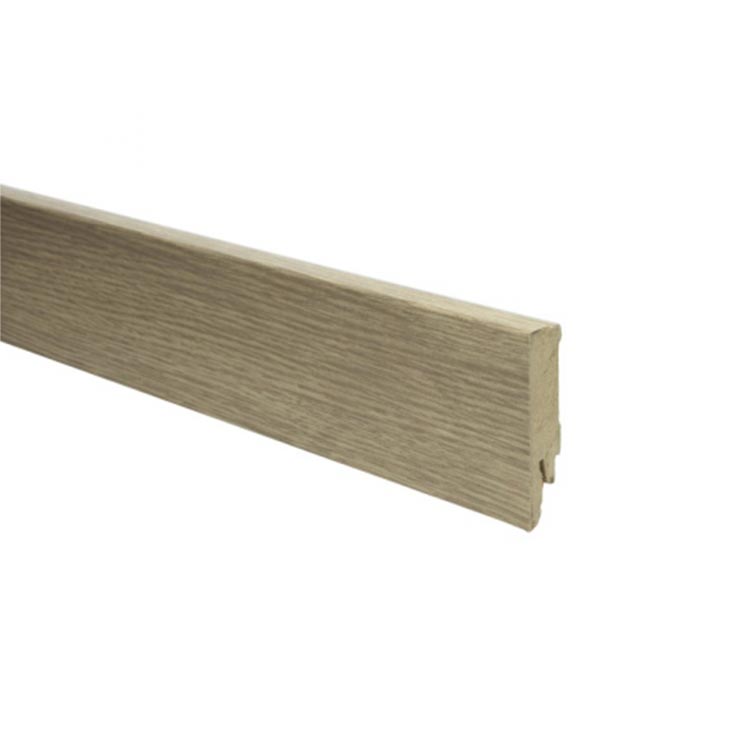 licht beige eiken plint met fijne houtstructuur en rechte bovenkant, geschikt voor laminaat, parket of pvc vloeren