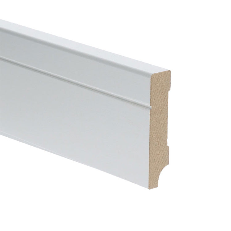 Witte MDF plint met verflaag, glad oppervlak en een subtiele afgeschuinde sponning aan de bovenzijde.