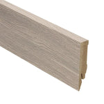 licht grijs eiken plint met fijne houtnerfstructuur en matte afwerking