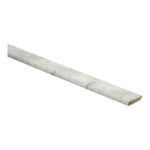 lichte beige eiken plint met subtiele houtstructuur en schuin aflopende rand