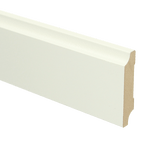 Witte MDF plint met lichte satijnfinish en een afgeronde bovenkant, geschikt als afwerking voor vloeren.