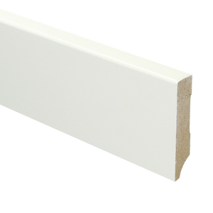 strakke witte MDF plint met rechte bovenkant en licht afgeronde binnenhoek, zichtbaar hoekprofiel en houtachtige textuur aan binnenzijde