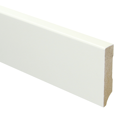 strakke witte MDF plint met rechte bovenkant en licht afgeronde binnenhoek, zichtbaar hoekprofiel en houtachtige textuur aan binnenzijde