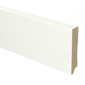 witte plint met gladde structuur, recht model met licht afgeronde onderkant, scherpe hoeken bovenkant, zonder decoratie of patroon, geschikt voor binnenafwerking van wanden en vloeren