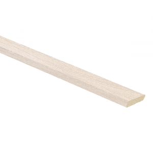 Lang smal afwerklijstje met licht wit es kleur en fijne houtstructuur
