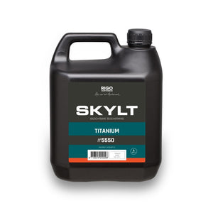 Zwarte kunststof kan met handvat, met etiket van Rigo verfabriek en tekst "Skylt titanium #5550", beschermende lak voor vloeren.