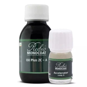 twee flessen Rubio Monocoat olie plus 2C houtbeschermingsproducten, een grote zwarte fles met witte dop en een kleine transparante fles met witte dop, beide met groene etiketten en witte tekst