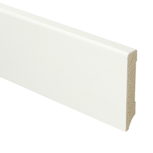 Witte plint met rechte bovenkant en licht afgeronde rand, gladde structuur, geschikt voor diverse vloertypes.