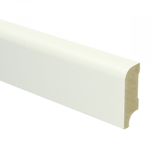 Witte plint met half ronde bovenkant en een gladde, strakke afwerking.