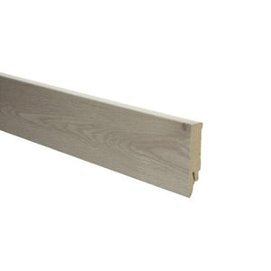 plint met licht grijs eikenhoutstructuur en natuurlijke houtnerf, rechte afwerking