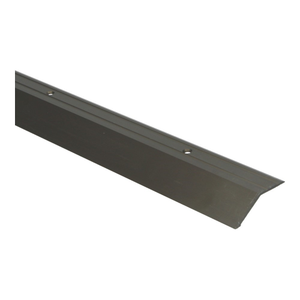 Donkere aluminium overgangsstrip met schroefgaten voor aansluiting tussen vloertypes of -hoogtes.