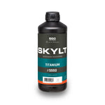Fles zwarte lakverf van het merk RIGO SKYLT met turquoise en oranje etiket, productnaam Titanium #5550 zichtbaar op een witte achtergrond