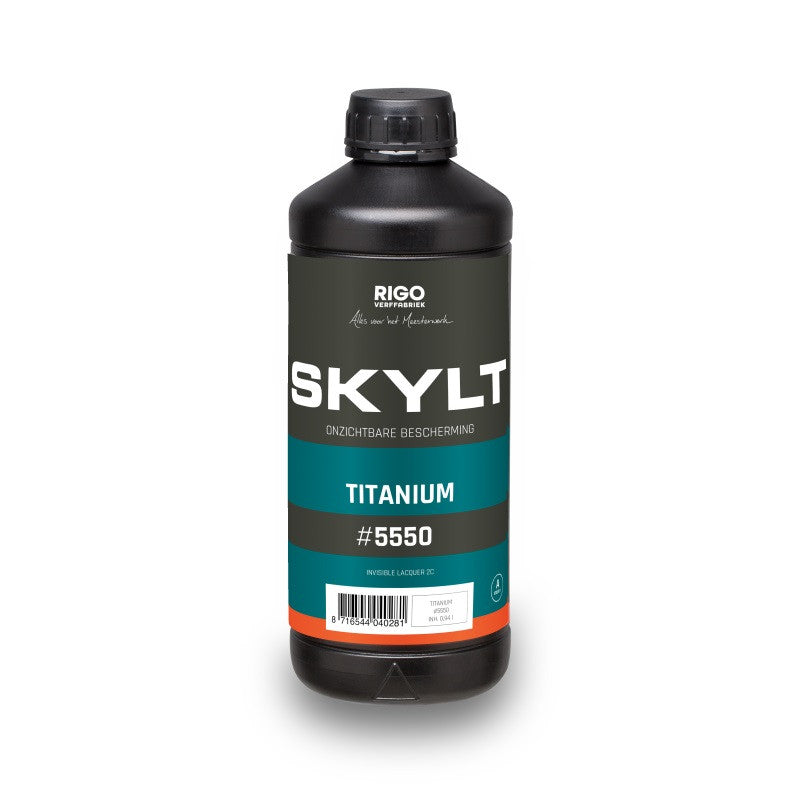 Fles zwarte lakverf van het merk RIGO SKYLT met turquoise en oranje etiket, productnaam Titanium #5550 zichtbaar op een witte achtergrond