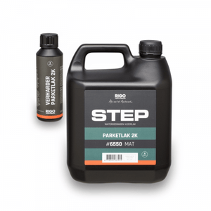 Twee zwarte kunststof flessen met parketlak, grote fles met label "STEP parketlak 2K mat #6550" en kleinere fles met label "verharder parketlak 2K", op een witte achtergrond.